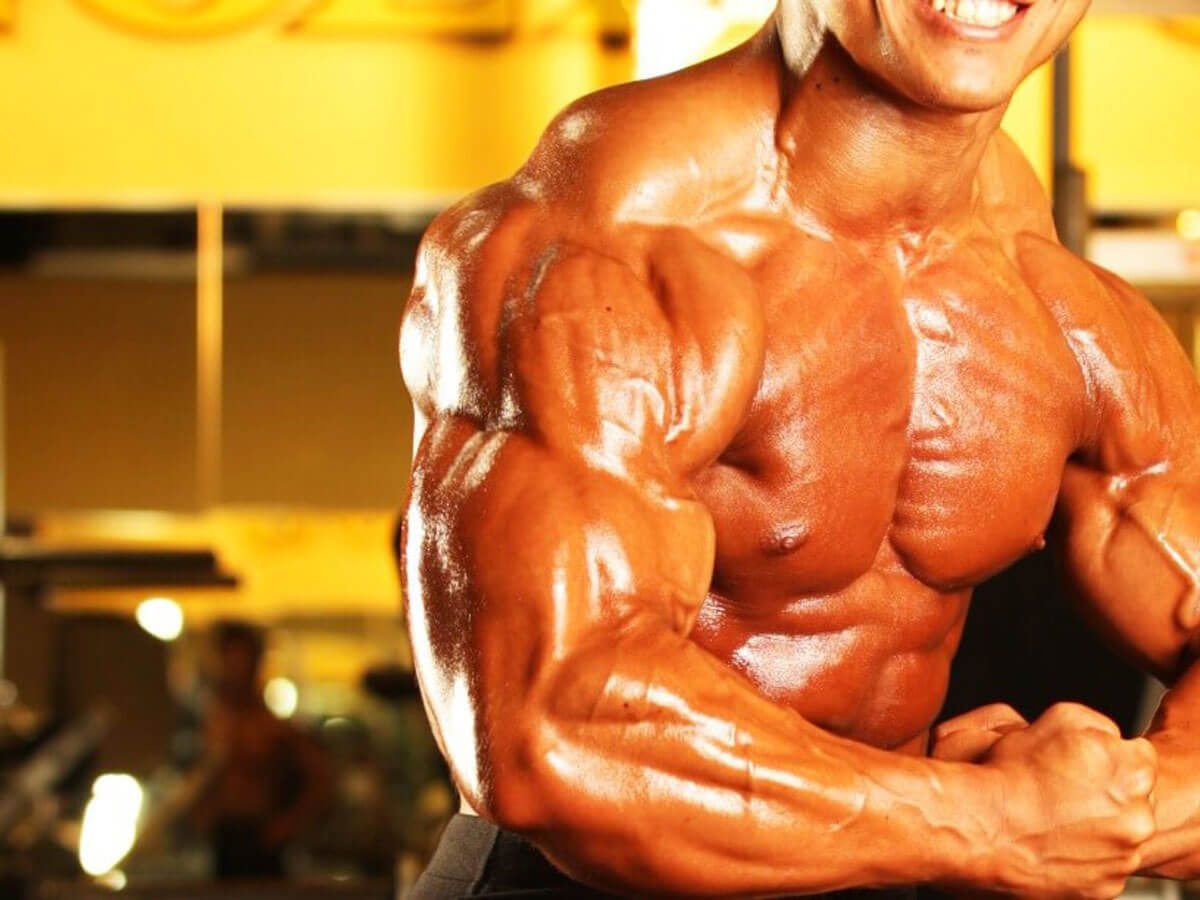 三角筋後部と側部の鍛え方とは？効果的な筋トレ方法を世界王者鈴木雅が解説！ラテラルレイズやリアデルトフライも！