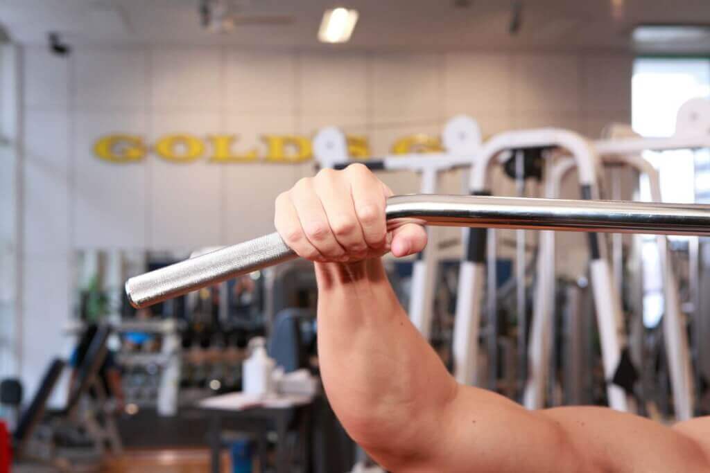 ラットプルダウンの正しい握り方は？ジムトレで差がつく「背中に効かせるコツ」とは【筋トレ1分コラム】