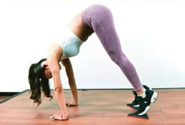 DAY２｜自宅で簡単！ヒップアップに効くトレーニングを美尻フィットネストレーナー・岡部友が伝授【9DAYS美尻チャレンジ】