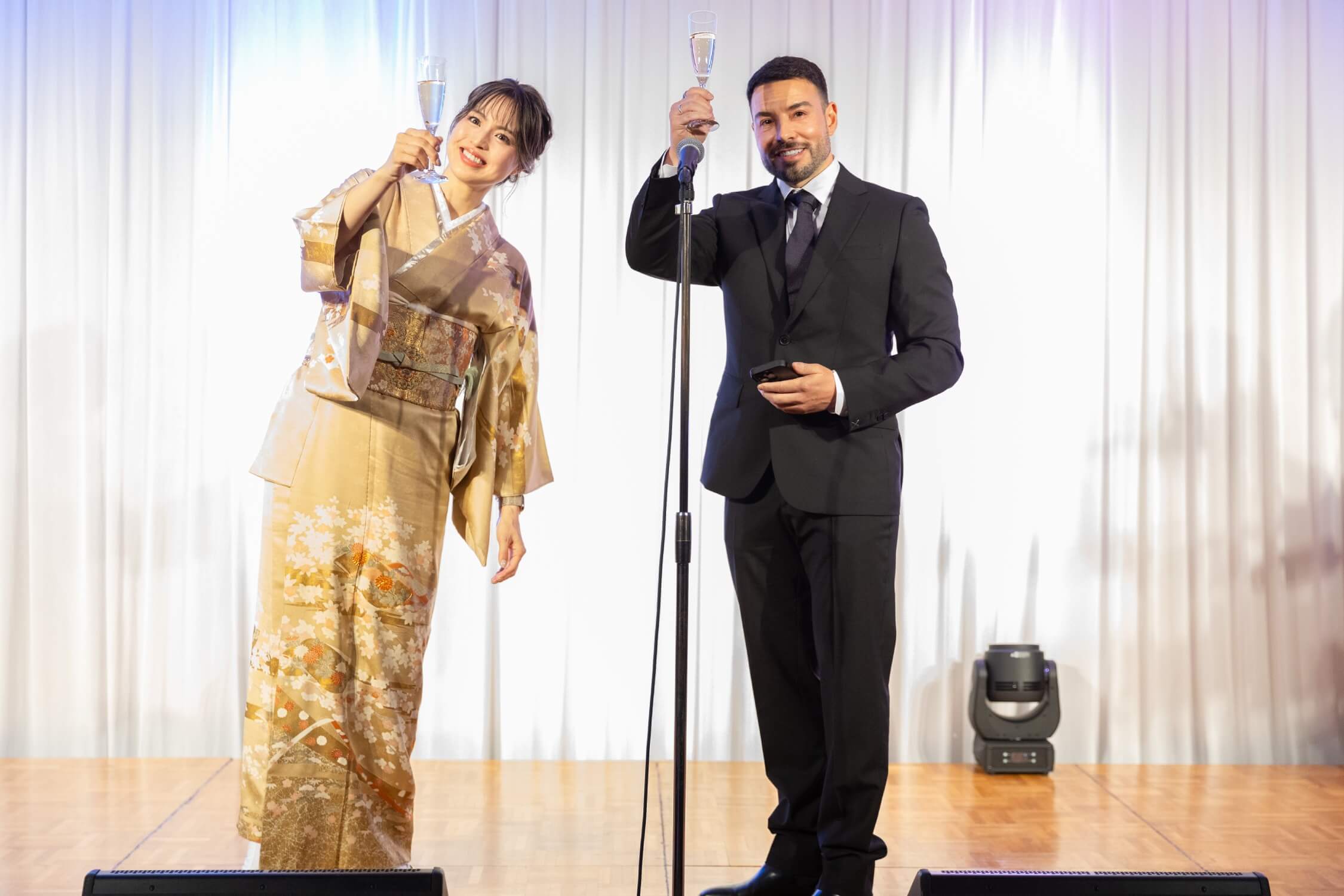 左：岡部友氏、右：アースロー氏