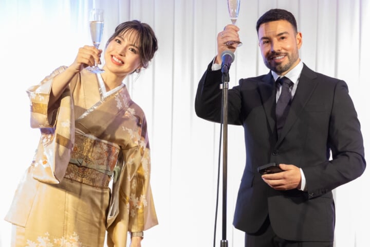 左：岡部友氏、右：アースロー氏