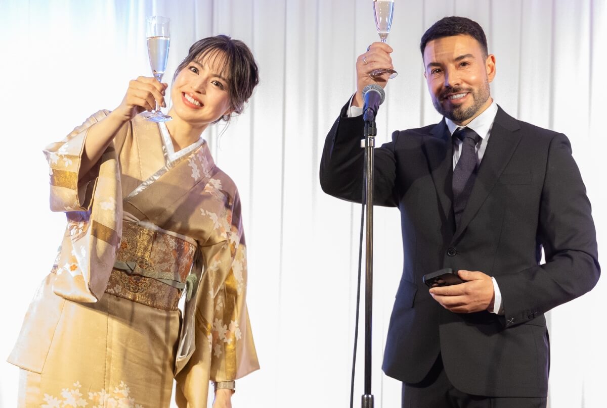 左：岡部友氏、右：アースロー氏